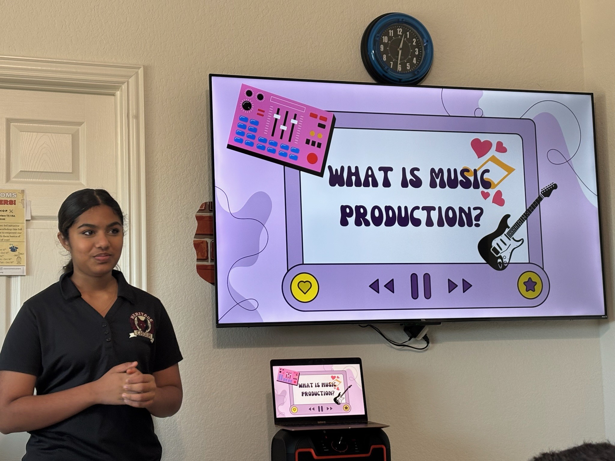 Aarushi Dinakar teaching students about music production
